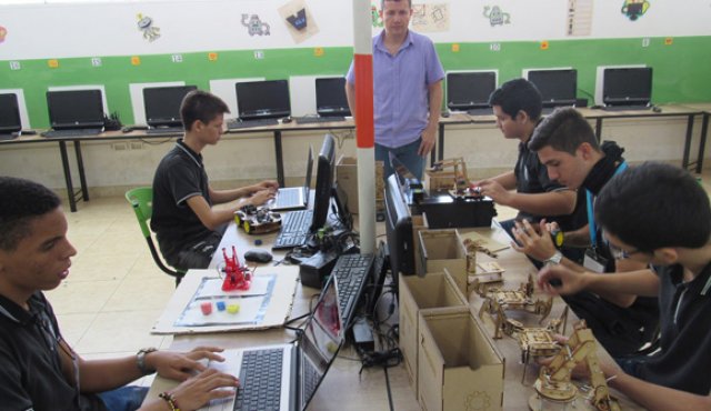 Los jóvenes cucuteños tienen a su disposición diversos sistemas de programación diseñados para controlar los robots. Orlando Carvajal