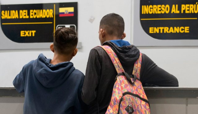 Las autoridades migratorias de Perú solo permiten el paso de venezolanos sin pasaporte en caso de tratarse de niños acompañados de sus padres, mujeres embarazadas o ancianos. AFP