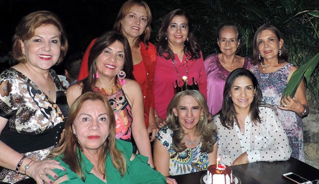 Alicia Acosta, Claudia Fossi, Nelly Osorio, Maribel Cuadros, Mary Stapper y Rossi Roso de Acosta. Sentadas, Leonor Maldonado, Nelly Brahim Muñoz y Mildred Carrascal . Cortesía