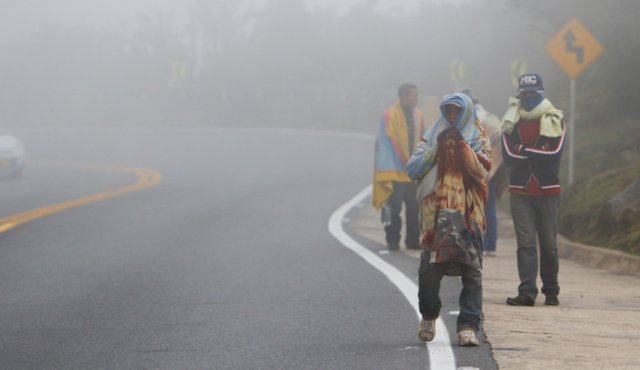 El ministro Carlos Holmes Trujillo se reunirá con el gobernador y alcaldes de la zona fronteriza para analizar la situación. Centenares de venezolanos huyen de Venezuela por Colombia caminando. Mario Franco
