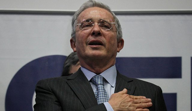 El panfleto llegó a la sede del Centro Democrático en Medellín. Colprensa