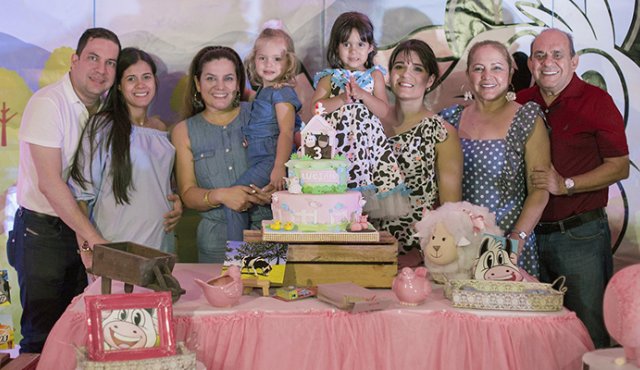 Fabián Parra, Carol Torrado, Ayllen Parra, Fátima González, Luciana Gutiérrez Torrado, Lina Torrado, Nancy de Parra y Héctor Parra.
Alfredo Estévez