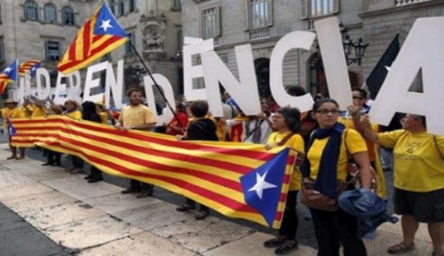 El ejecutivo independentista catalán pide un referéndum vinculante sobre la secesión y considera como "irrenunciable" el derecho a la autodeterminación. Archivo