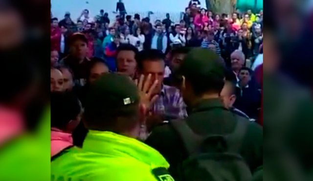 Los seguidores del exalcalde golpearon y atacaron a piedras el vehículo donde se movilizaba el fiscal que lleva el caso. Twitter