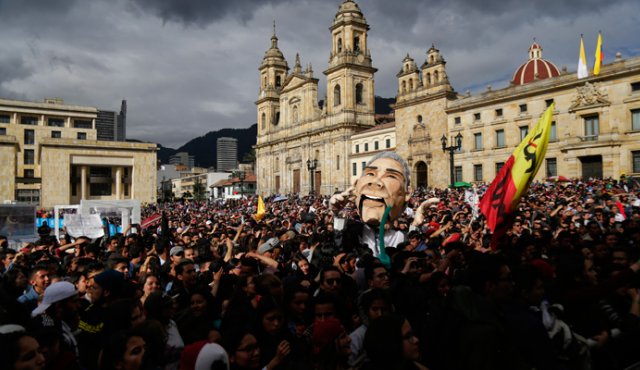 En la Plaza de Bolívar asistieron ciudadanos y líderes sociales. Colprensa
