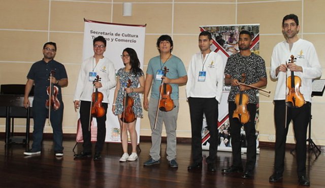 Talento joven en el violín. Colprensa