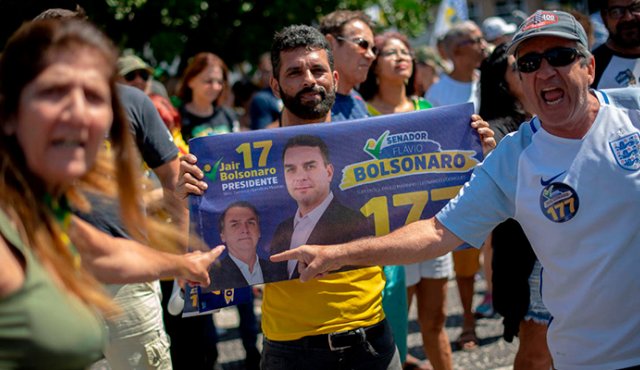 Partidarios del candidato presidencial, Jair Bolsonaro, se manifestaron en las playas de Copacabana, en Río de Janeiro, a favor del candidato que se recupera del ataque con cuchillo del que fue víctima.
AFP