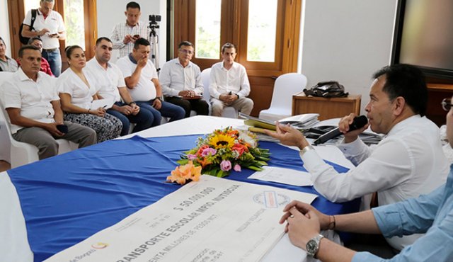El gobernador William Villamizar se reunió con los 13 alcaldes que habían solicitado la ayuda presupuestaria para la contratación del servicio escolar.
Cortesía