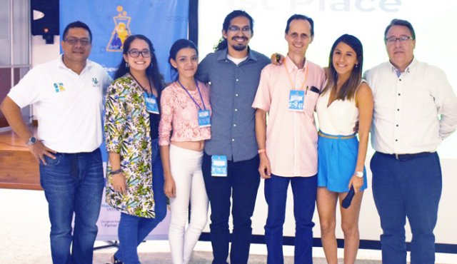 Mauricio Enrique Sotelo Barrios(director de MacondoLab Cúcuta y líder del evento), Ana Gabriela Villamizar Roncancio, Lilia Carolina Atala, Michell Karlomagno Lugo, Diego Rueda, Wendy Ramírez (facilitadora internacional) y Jorge Luis Gutiérrez, director comercial de La Opinión. Cortesía