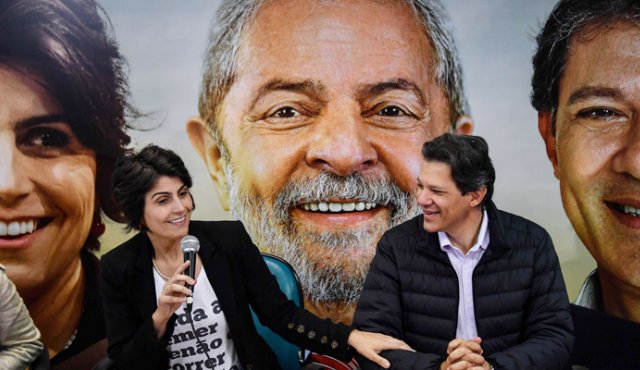El candidato del PT, Fernando Haddad (derecha), acompañado de Manuela D’Avila, del Partido Comunista de Brasil, su fórmula vicepresidencial. AFP