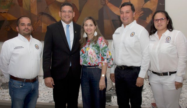 Óscar Ortiz Rodríguez, el rector de la Universidad de Pamplona, Ivaldo Torres Chávez, Martha María Reyes, Raúl Quintero y Karina Silva Becerra. Alfredo Estevez