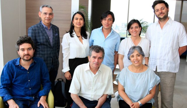 Samuel Vélez, Margarita Contreras, Luis Albarracín, María Isabel Galindo y Santiago Pradilla. Sentados: Sebastián Serna, Eduardo Samper y Ana María Rojas. Mario Caicedo y Alredo Estevez