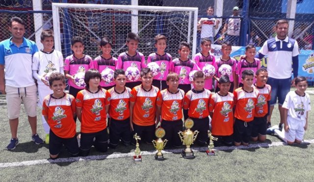 Este equipo se quedó con un primer puesto (de pie) y con un tercer puesto (abajo) en la Copa Yogurcito. Cortesía