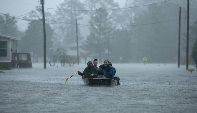 Voluntarios de Carolina del Norte ayudan a rescatar a los residentes de sus casas inundadas durante el paso del huracán 'Florence'. AFP