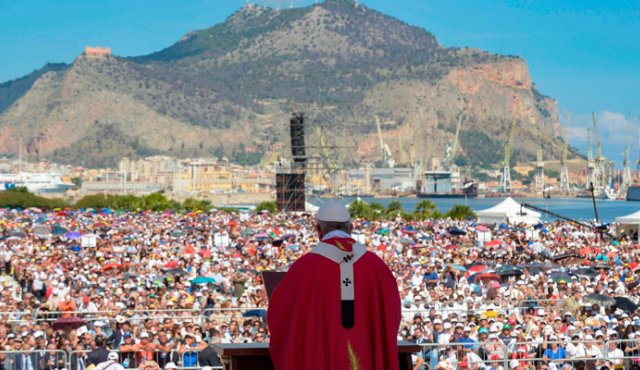 El papa hizo un llamamiento a los mafiosos: "¡Cambiad! Dejad de pensar en vosotros mismos y en vuestro dinero, convertíos". AFP