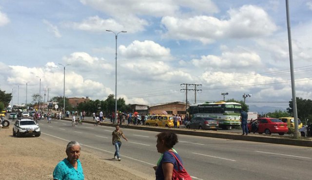 Los conductores han tenido que buscar salida, para no quedar atrapados en el trancón que se está formando por cuenta del bloqueo. Cortesía