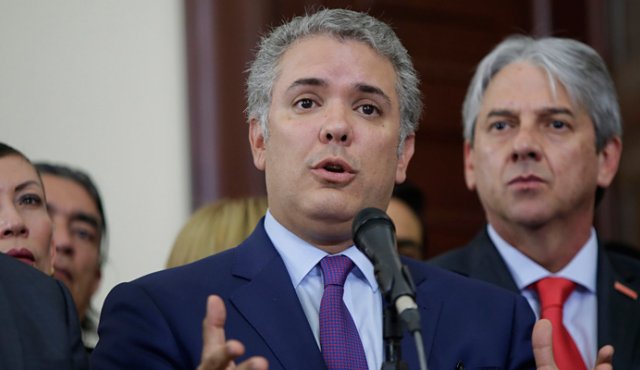 El presidente de Colombia, Iván Duque Márquez, informó que su política con Venezuela no es belicista. El argumento fue dado luego de que el nuevo embajador en Estados Unidos, Francisco Santos, dejara entrever que no se puede descartar la opción militar en la crisis con el país vecino. Colprensa