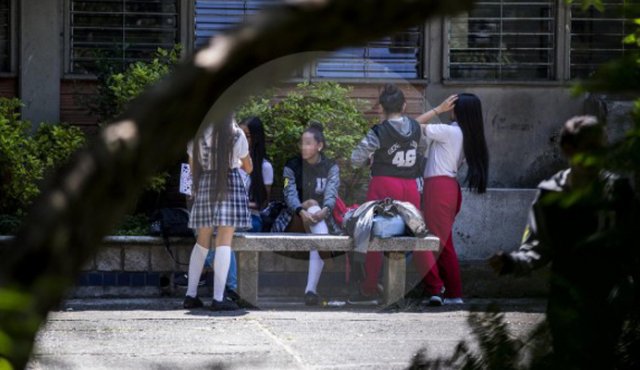 "Cuando sea el estudiante de la comunidad LGBTI podrá usar el jumper o yin mediante previa solicitud a la unidad de docentes, con acompañamiento de padres de familia o acudientes", señaló el rector del Inem Fernando Carvajal. El Colombiano