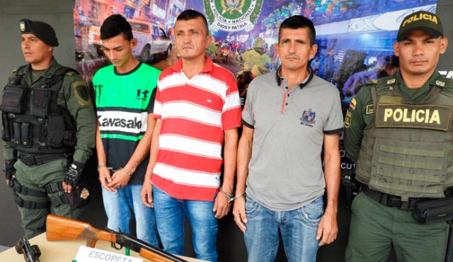 Ricardo Arbey Figueroa, Franqui Alexander Urbina Jaimes (centro) y Ramón Donato Remolina fueron enviados a la cárcel para que respondan por porte ilegal de armas. Policía
