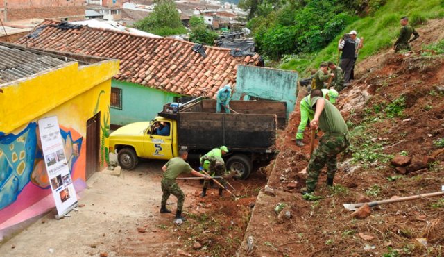 Limpiaron, retiraron la basura acumulada y adecuaron el borde del cerro para que la comunidad empiece a establecer una zona verde o jardín para los niños. Cortesía