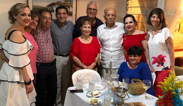 El cumpleañero rodeado de algunos de sus amigos Silvia Carolina Flórez F., Martha Hernández de Colmenares, José Eustorgio Colmenares, Sergio Enrique Urbina, Judith Montoya de Amado, Joaquín Amado, Silvia Faillace Fernández, Luz Marina de Faillace y sentada Olga Zuleima Suárez de Montoya.
Especiales