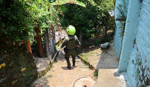 En esta calle del sector El Tierrero de Siloé reside la niña indígena. Colprensa