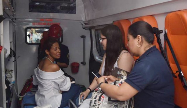 Bomberos atendieron a una de las personas que estuvo atrapada por más de una hora en un ascensor de la Torre de Cali. El País