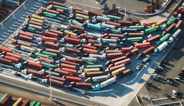 Contenedores de envío en el puerto de Los Ángeles (Estados Unidos). China impondrá un adicional de 60.000 millones en aranceles sobre las importaciones de EE.UU., en represalia a 200.000 millones en aranceles a las importaciones chinas establecidos por el presidente de los EE.UU AFP