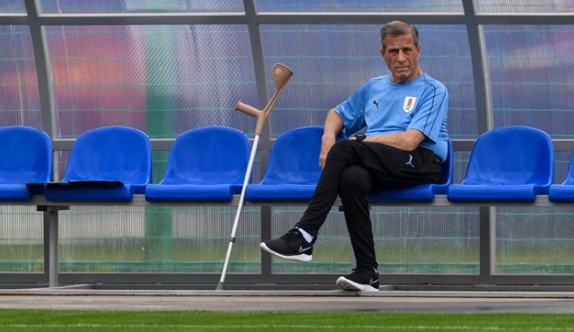 El 'maestro' Óscar Tabarez se ha convertido en un referente que pregona usos, patrones de conducta y hasta modelos de comportamiento. AFP