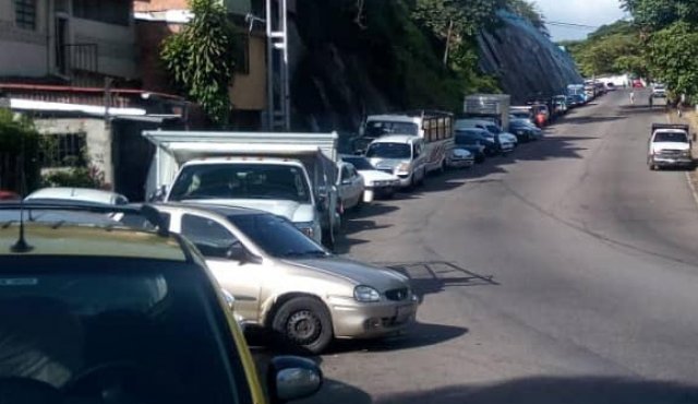 Largas filas de vehículos en las estaciones de servicio de la ciudad.
Eilyn Cardozo