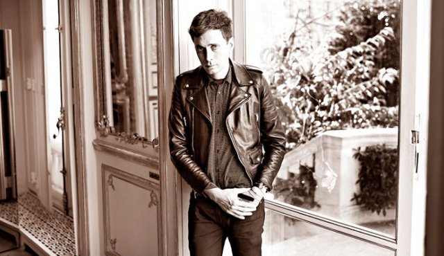 El diseñador y fotógrafo Hedi Sliman, que vive en Los Ángeles desde 2010, renovó la firma de Yves Saint Laurent. Internet