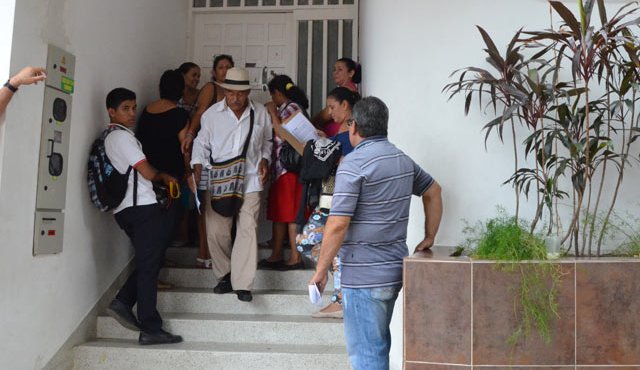 Las víctimas de la guerra en Cúcuta deben aguardar la atención en la calle, en condiciones nada dignas. Rodrigo Sandoval / La Opinión
