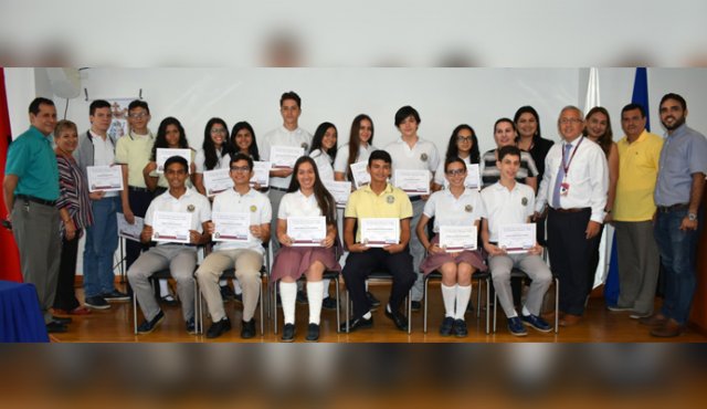 Premiación a los estudiantes. Cortesía