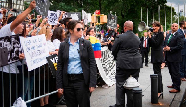 La embajadora de Estados Unidos ante la ONU, Nikki Haley, lanzó arengas contra el presidente de Venezuela, Nicolás Maduro, ante manifestantes venezolanos reunidos frente a la sede de Naciones Unidas, en Nueva York. AFP