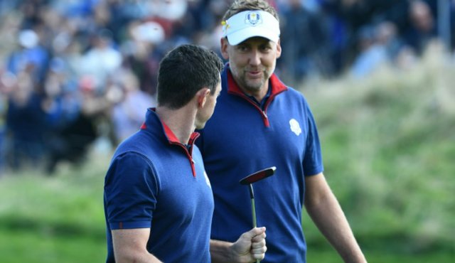 Partidos de dobles en que cada golfista juega con su bola y se van contando los hoyos ganados. AFP