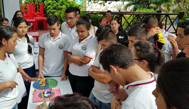 Los estudiantes explicaron a los alumnos de los colegios de Cúcuta cómo se trabajan los proyectos escolares ambientales, entre ellos el manejo integral de la microcuenca La Viuda.
Cortesía
