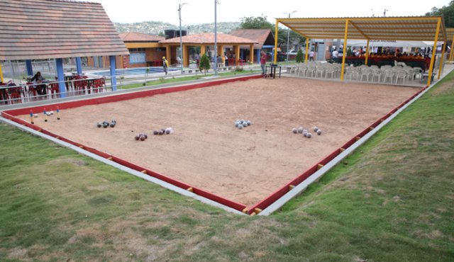 El club del adulto mayor tiene cancha de bolas criollas, una piscina, área para hacer aeróbicos, y zonas verdes.
César Obando / La Opinión