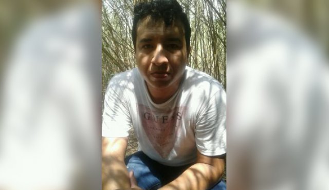 Marlon Orlando aparece en esta imagen, tomada de un video, como prueba de supervivencia enviada por sus captores. La Opinión