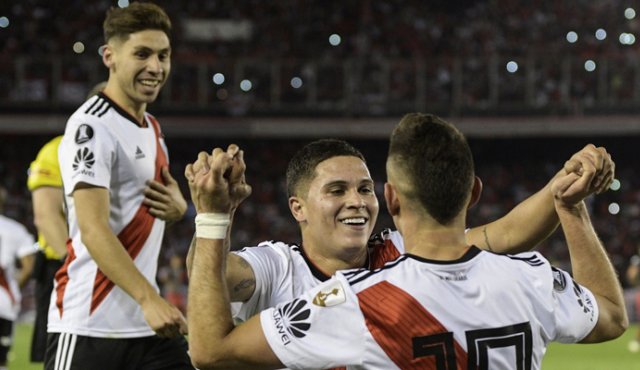 Respecto al gol de Quintero, hicieron mención a través de la frase ‘Juanfer, Monumental’.
AFP