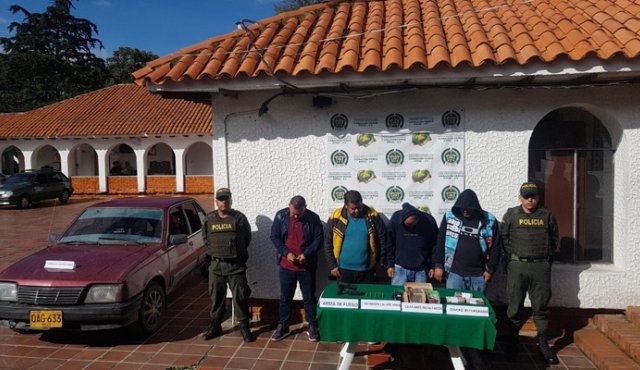 Los capturados son Juan Carlos Gómez Martínez, Yeferson Figueroa Peña, Pablo Andrés Martínez Hernández y Óscar Alexander Uribe Molina, este último sería un policía. La Opinión