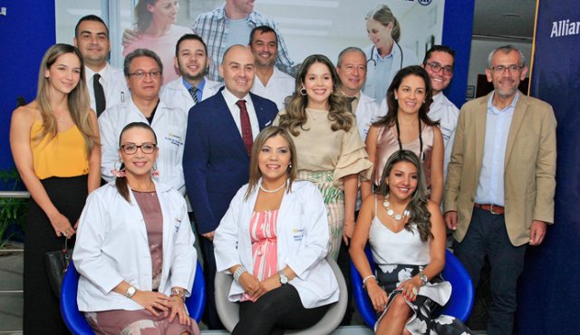 El equipo médico y personal administrativo departieron en la nueva sede del centro médico. Mario Caicedo