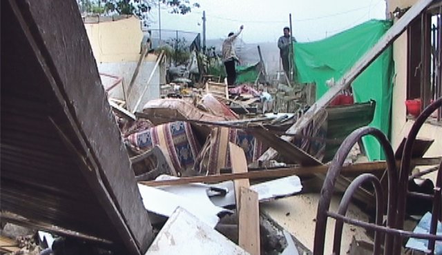El cilindro bomba lanzado contra la estación policial de San Calixto cayó sobre la casa de la familia Machado cuando sus integrantes dormían; la vivienda fue destruida y sus ocupantes murieron (javier sarabia 3-19-2011) La Opinión