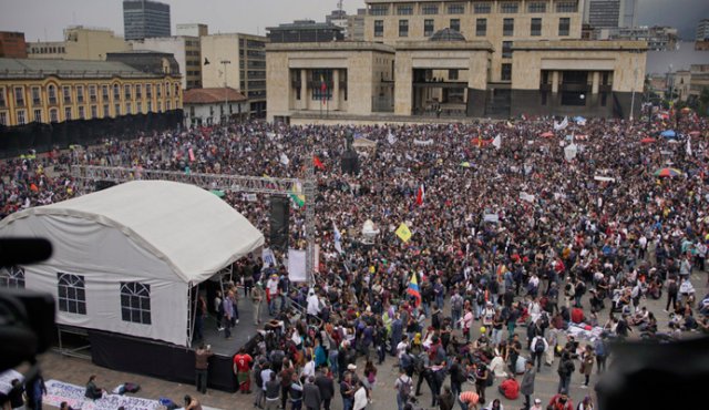Un aspecto de la manifestación de este miércoles por la tarde en la Plaza de Bolívar de Bogotá para reclamar al Gobierno más atención y recursos para la universidad pública. Colprensa