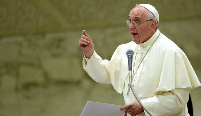 El papa cuestionó si "¿Es justo suprimir una vida humana para resolver un problema?". Archivo AFP