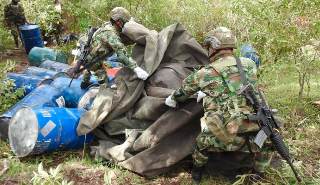 Los soldados incautaron insumos para producir la coca. Ejército