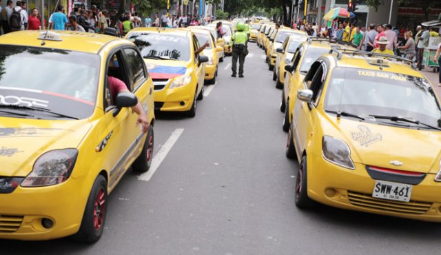 Por espacio de cuatro horas un grupo de taxistas protagonizó bloqueos viales en el centro de Cúcuta. César Obando