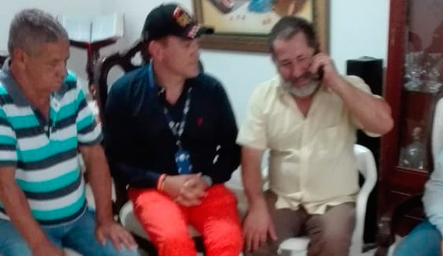 Ángel David Castilla Sánchez sus familiares. En la foto está acompañado del Defensor Regional en Ocaña, Nelson Arévalo. Cortesía