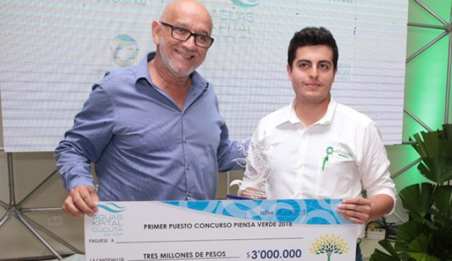 Wilmer Nicolás Mogollón Vargas, (derecha) fue el ganador de Piensa Verde. El reconocimiento fue entregado por la empresa Aguas Kpital. César Obando