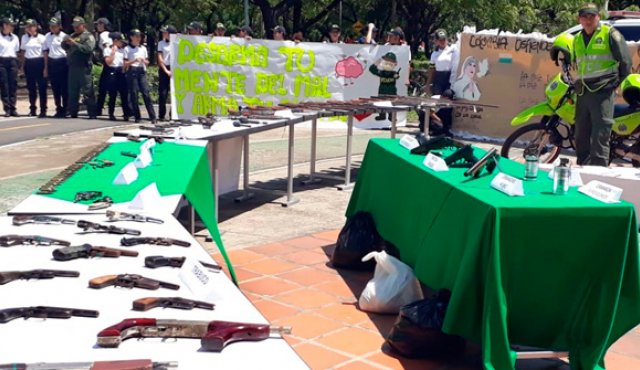 Momento en que la comunidad entregó las armas. La Opinión