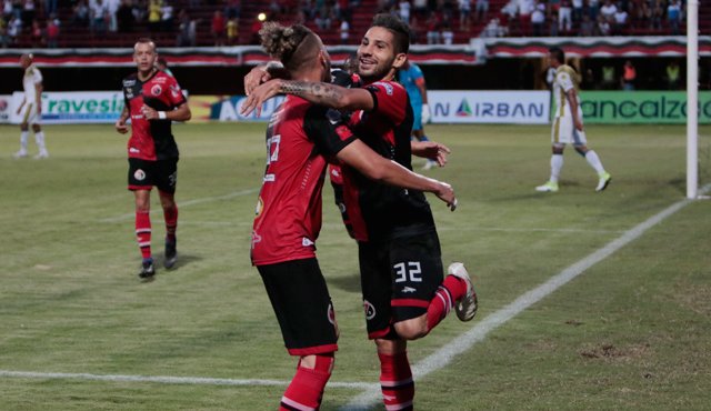 Jhonatan Agudelo celebra su primer gol. Mario Franco
